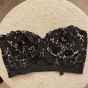VS Bra/Bustier 32C black and nude lace, removable straps.